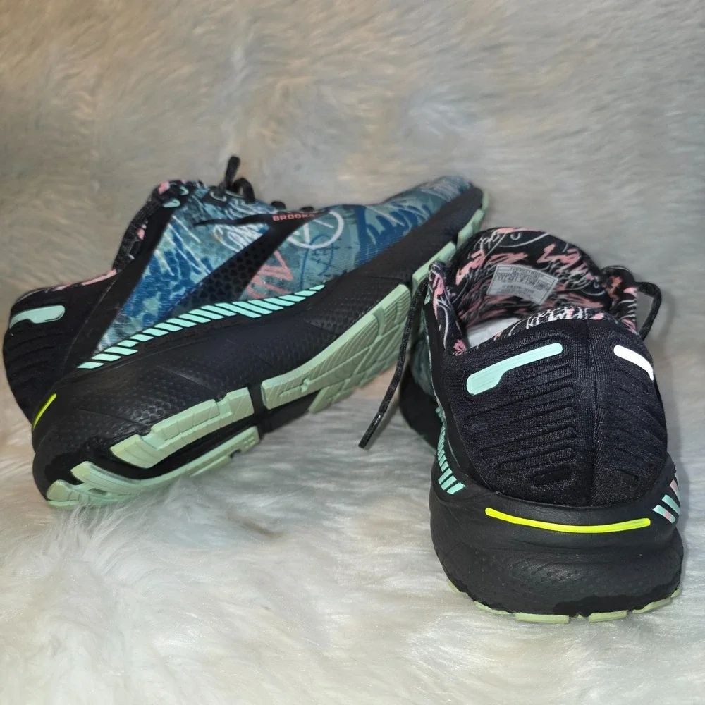 Women's Running Shoes - Brooks Adrenaline GTS 22 Graffiti Print Size 11 - 120353